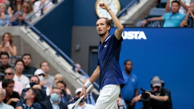 Medvedev derrota a Tsitsipas y será el rival de Nadal en la final del Abierto de Australia