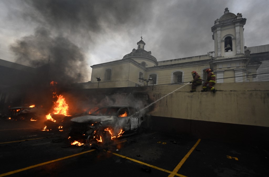 Exsoldados guatemaltecos irrumpieron en el Congreso para exigir indemnización