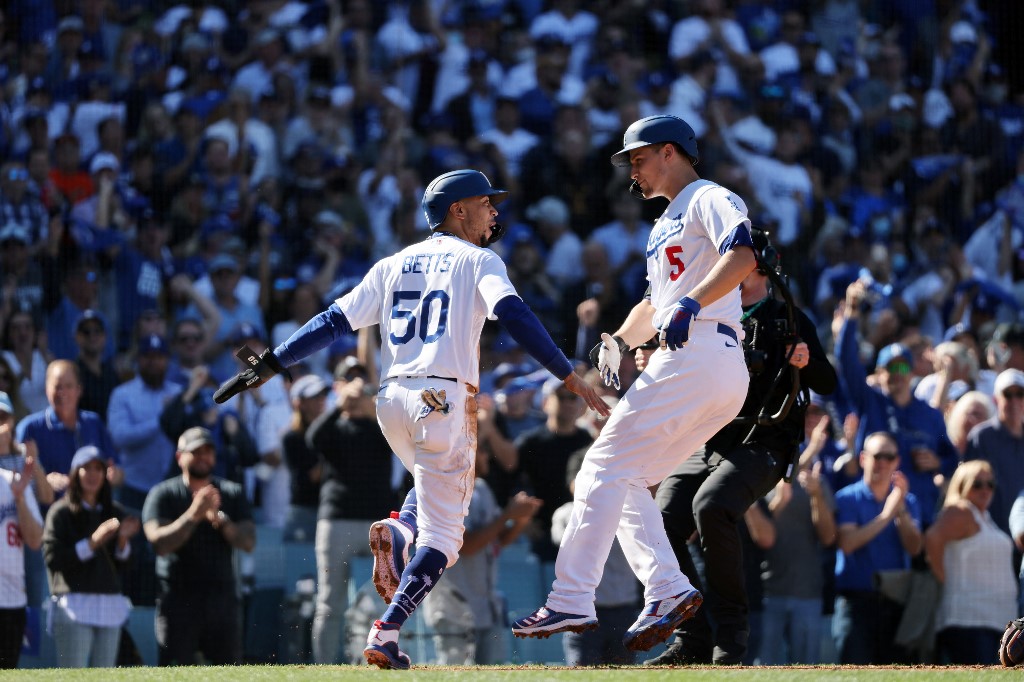 Dodgers revivieron con jonrones de Seager y Bellinger ante Bravos