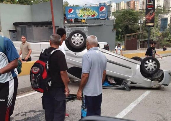 Vehículo se volcó a la altura de La Frutería Los Pomelos en Los Naranjos este #12Oct (FOTOS)