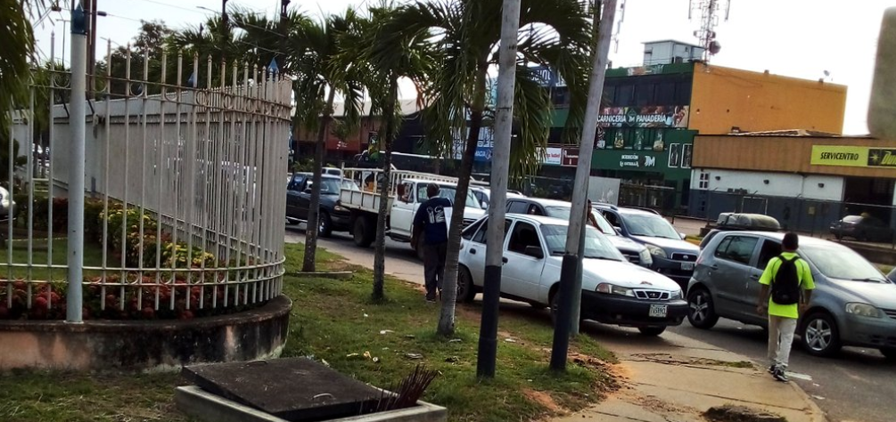 Escasez de gasolina genera caos en Puerto Ordaz este #29Oct (FOTO)