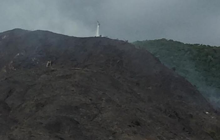 En VIDEO: Helicóptero trata de controlar incendio en el Ávila este #14Oct