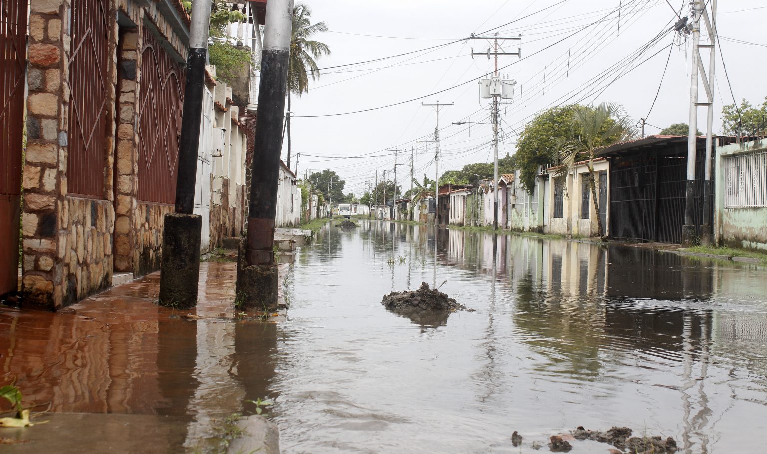 Ahogados en las cloacas: Así viven los habitantes de la zona sur de Maracay (FOTO)