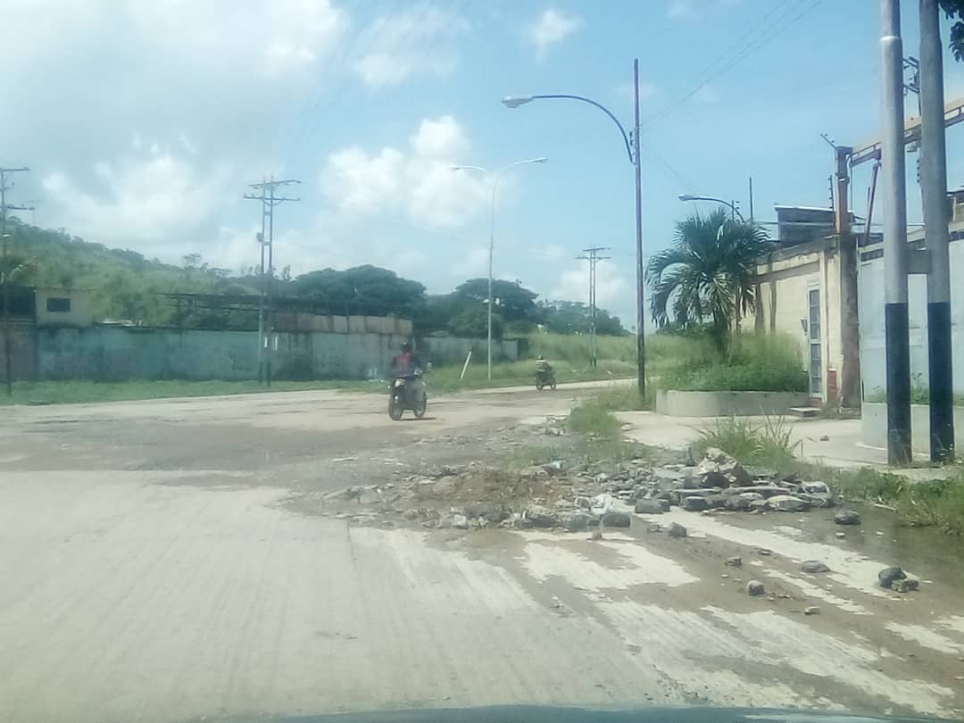 Cráteres es lo que abunda en las calles de la Zona Industrial de La Mora en La Victoria