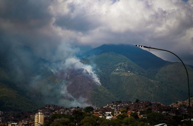 Llamas en El Ávila toman terreno al caer la noche pese a esfuerzo de bomberos (FOTOS)