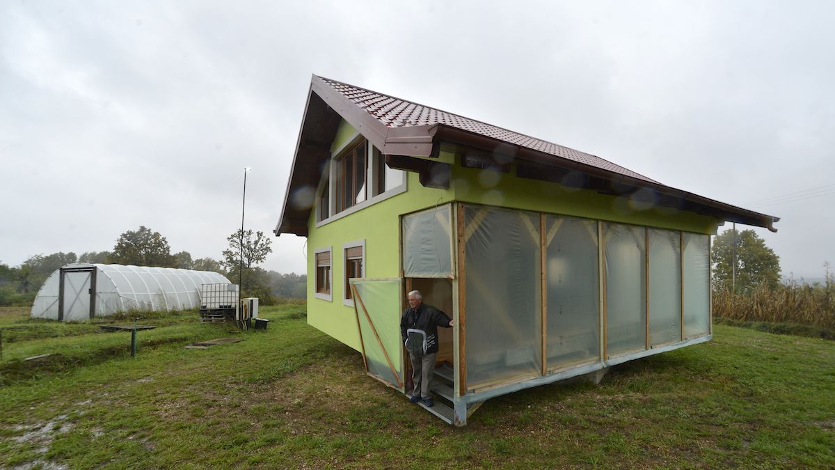 Espera… ¿QUÉ? Le construyó una casa giratoria a su esposa ante continuos reclamos por el paisaje que veía