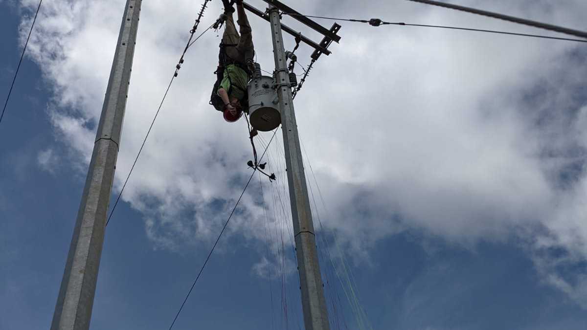 Se lanzó en parapente y quedó colgando de un poste eléctrico en el Valle del Cauca, Colombia (VIDEO)