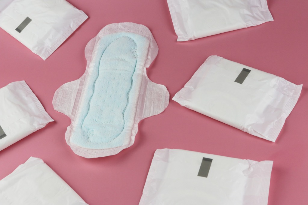 Escuelas y universidades públicas en California ofrecerán productos menstruales gratis