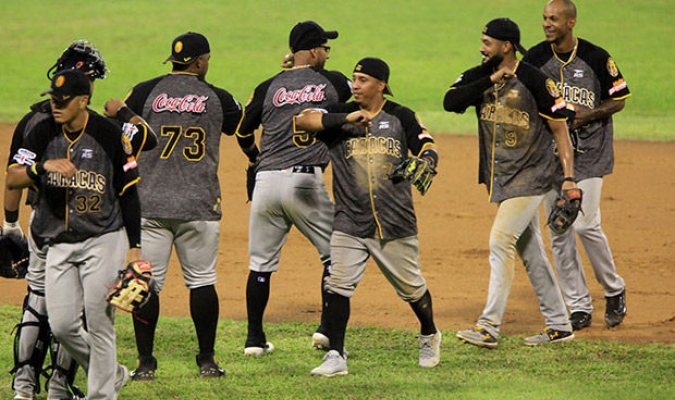 Leones mostraron su fuerza con jonrones para vencer a los Tiburones