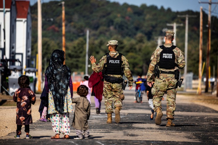 Senadores republicanos exigen respuestas sobre los refugiados afganos que abandonan las bases estadounidenses