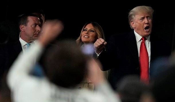 Las mejores IMÁGENES de Trump y Melania en el cuarto juego de la Serie Mundial