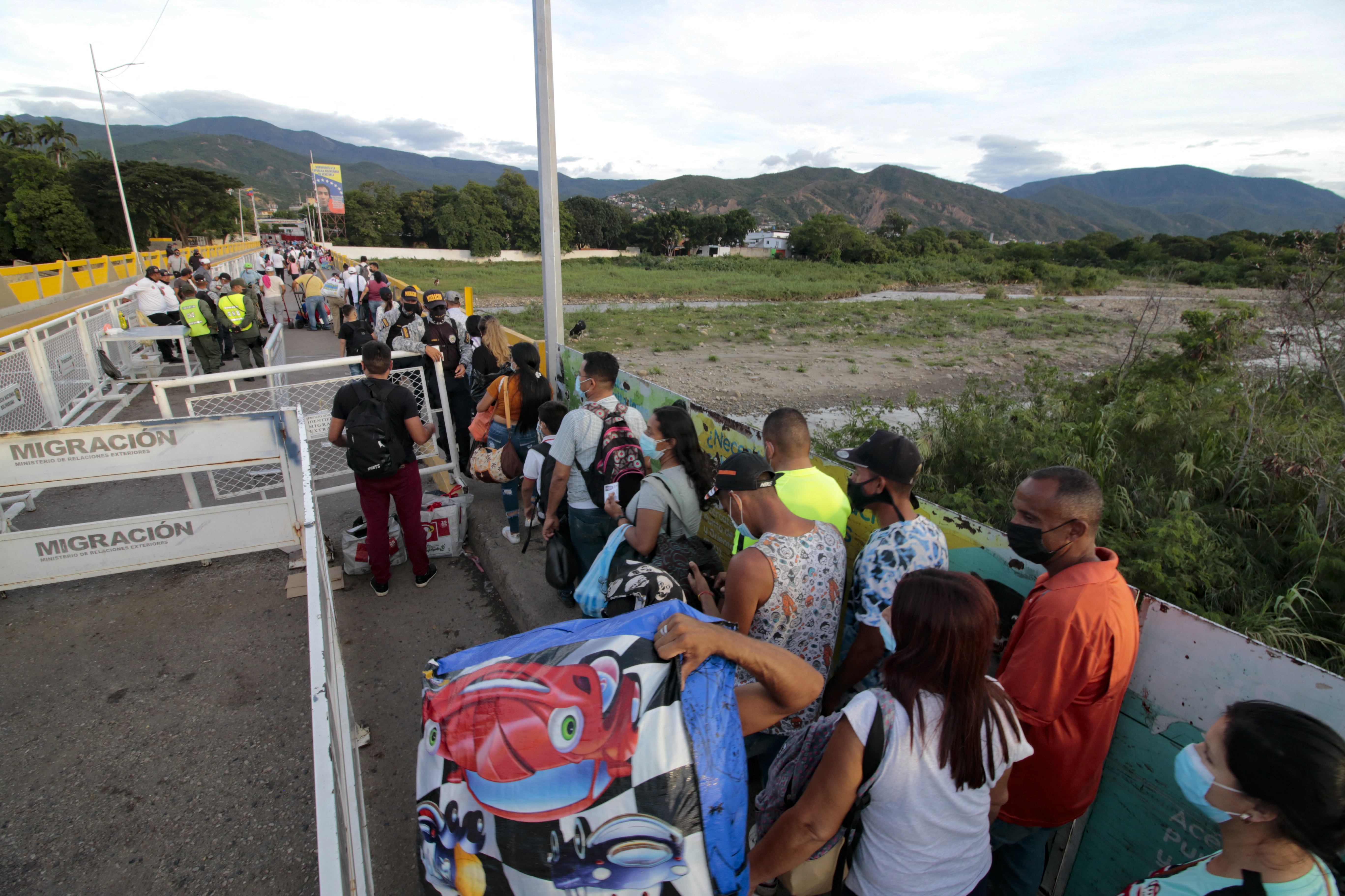 El pánico se apoderó en el puente internacional Simón Bolívar por tiroteo en trochas #20Dic (Videos)