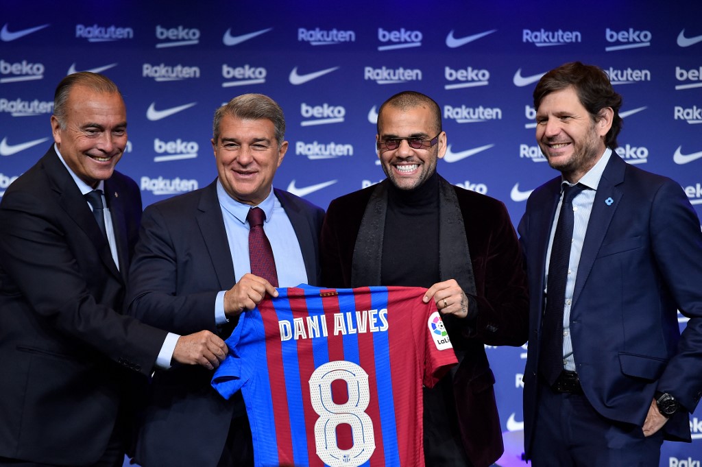 ¿Por qué Dani Alves llegó en “chanclas” al Camp Nou para su presentación?