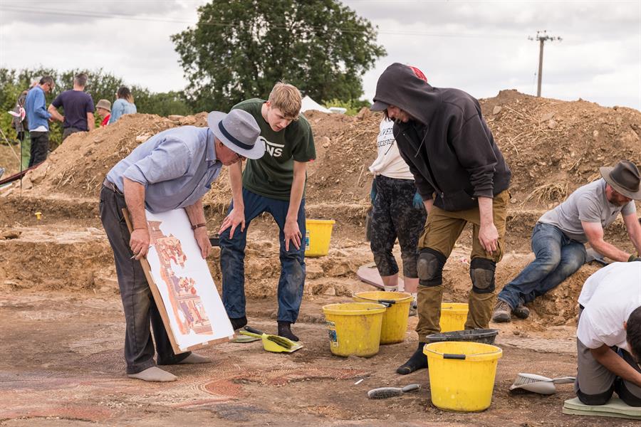 Un raro mosaico romano, descubierto bajo un campo de cultivo en Inglaterra (FOTOS)