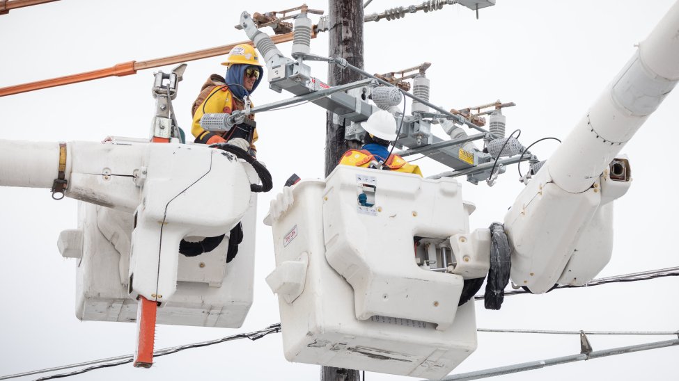 Vientos de Santa Ana dejaron sin electricidad a miles de hogares en California