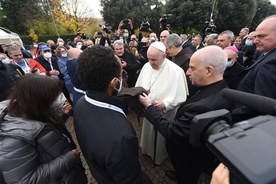 El papa Francisco viajó a Asís para reunirse con pobres y pidió que se escuche su voz