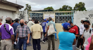 En la escuela Bachiller Felipe Hernández en San Félix denuncian que impiden ingreso de testigos de los partidos políticos