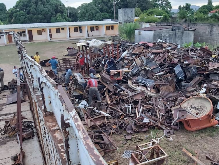 Anzoátegui: Chatarreros desguazan oleoductos mientras crece angustia ante los derrames petroleros