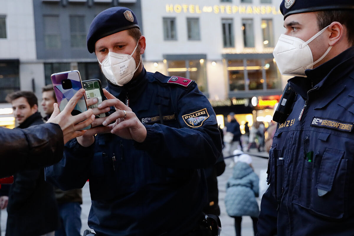 Miles de personas protestan en Viena contra el confinamiento y la vacunación obligatoria por el Covid-19