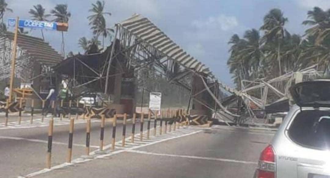 El peaje de la entrada de Tucacas en Falcón se vino abajo #30Nov (FOTO)