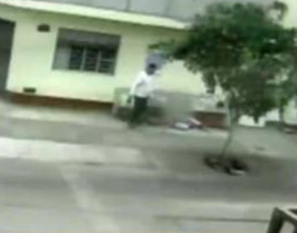 Captaron momento en el que un peruano arrastró y pateó a su pareja en plena vía pública