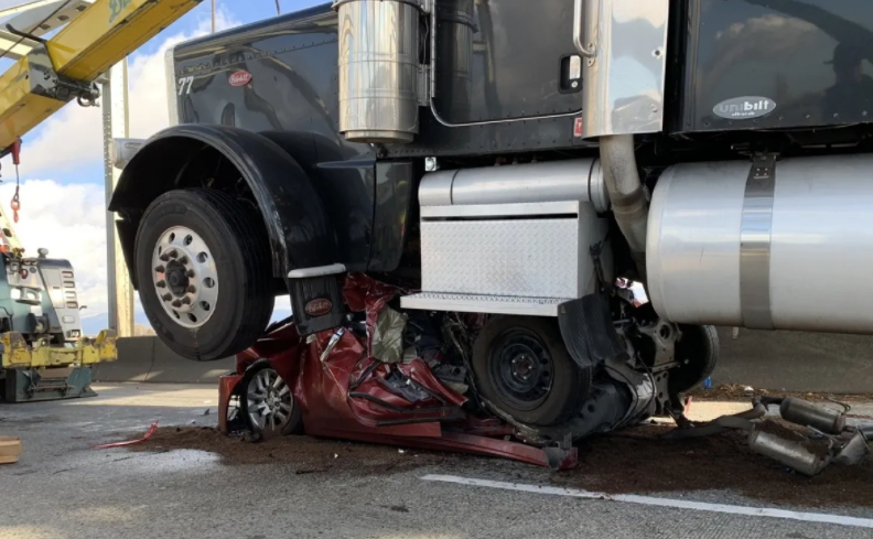 ¡De milagro! Mujer sobrevive luego de que un tráiler aplastara su carro en una carretera de Washington (Fotos sensibles)