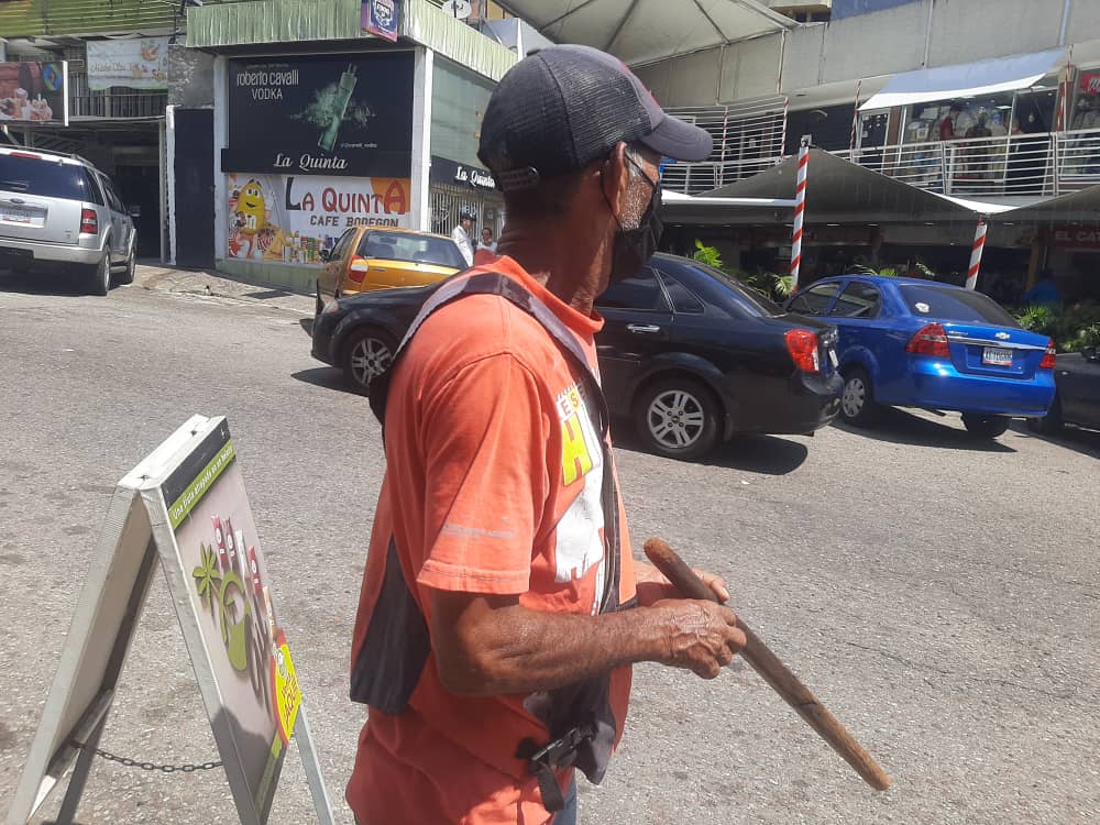 Trabajar como parqueros: La opción de los adultos mayores para sobrevivir en San Cristóbal