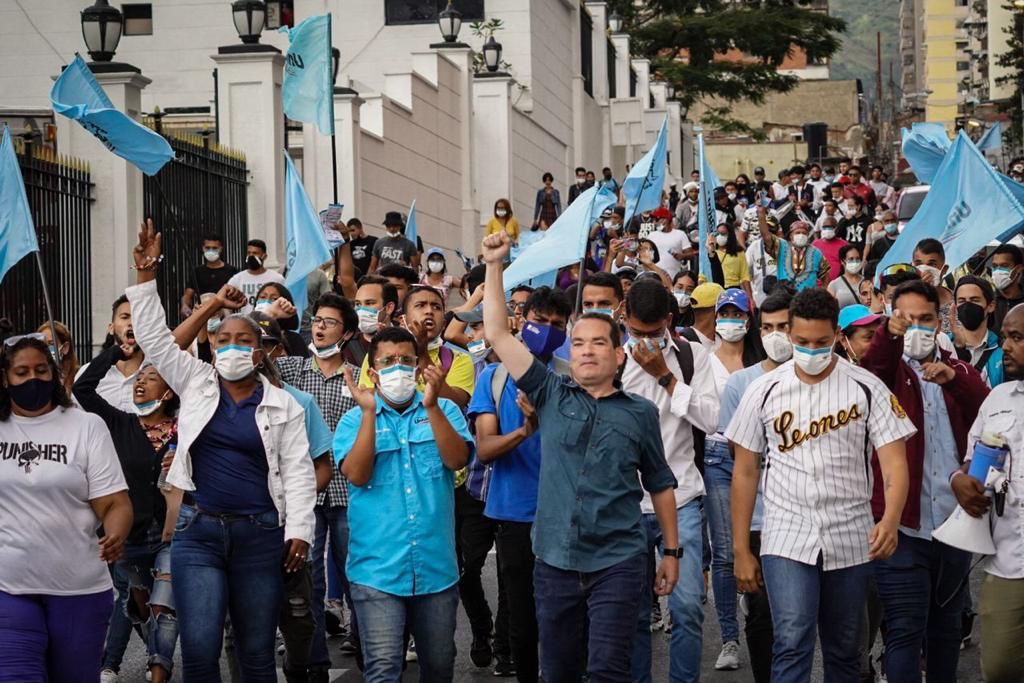 Tomás Guanipa recibió apoyo de Carlos Julio Rojas junto a enfermeros y jóvenes de Caracas