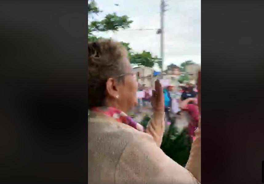 Activista cubana denuncia amedrentamiento de esbirros en la puerta de su casa #15Nov (video)