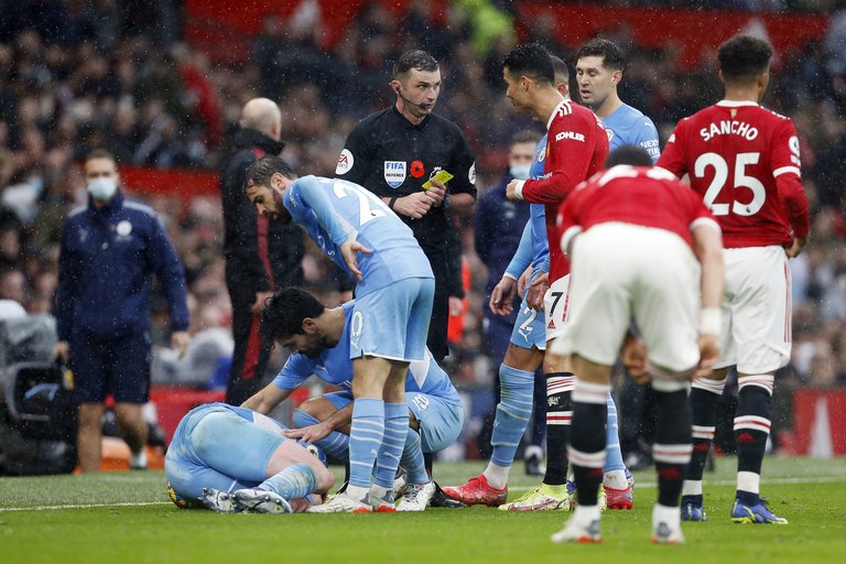 La violenta reacción de Cristiano Ronaldo contra De Bruyne en la derrota del United (Video)