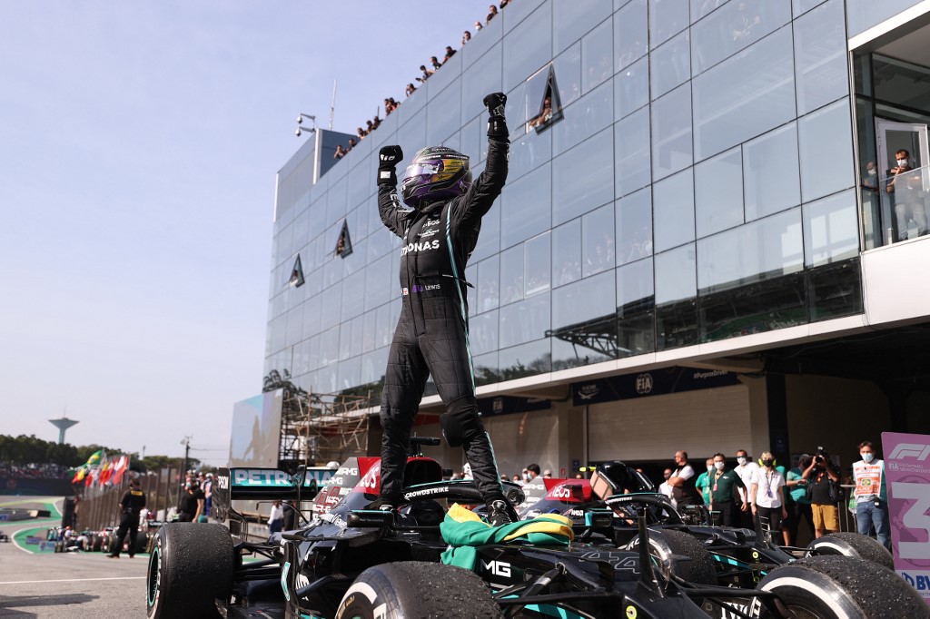 Hamilton gana en Brasil y se acerca a Verstappen tras una remontada memorable