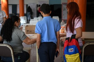 Entre alivio y escepticismo, niños son vacunados contra el Covid-19 en Venezuela