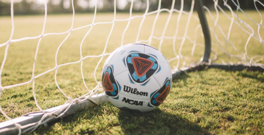 Futbolistas de un club argentino despiden a su arquero pateando penales al ataúd (VIDEO)