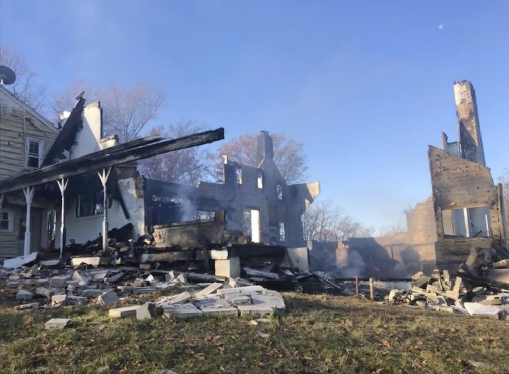 ¡Insólito! Intentó deshacerse de serpientes con humo y terminó quemando su casa (Fotos)