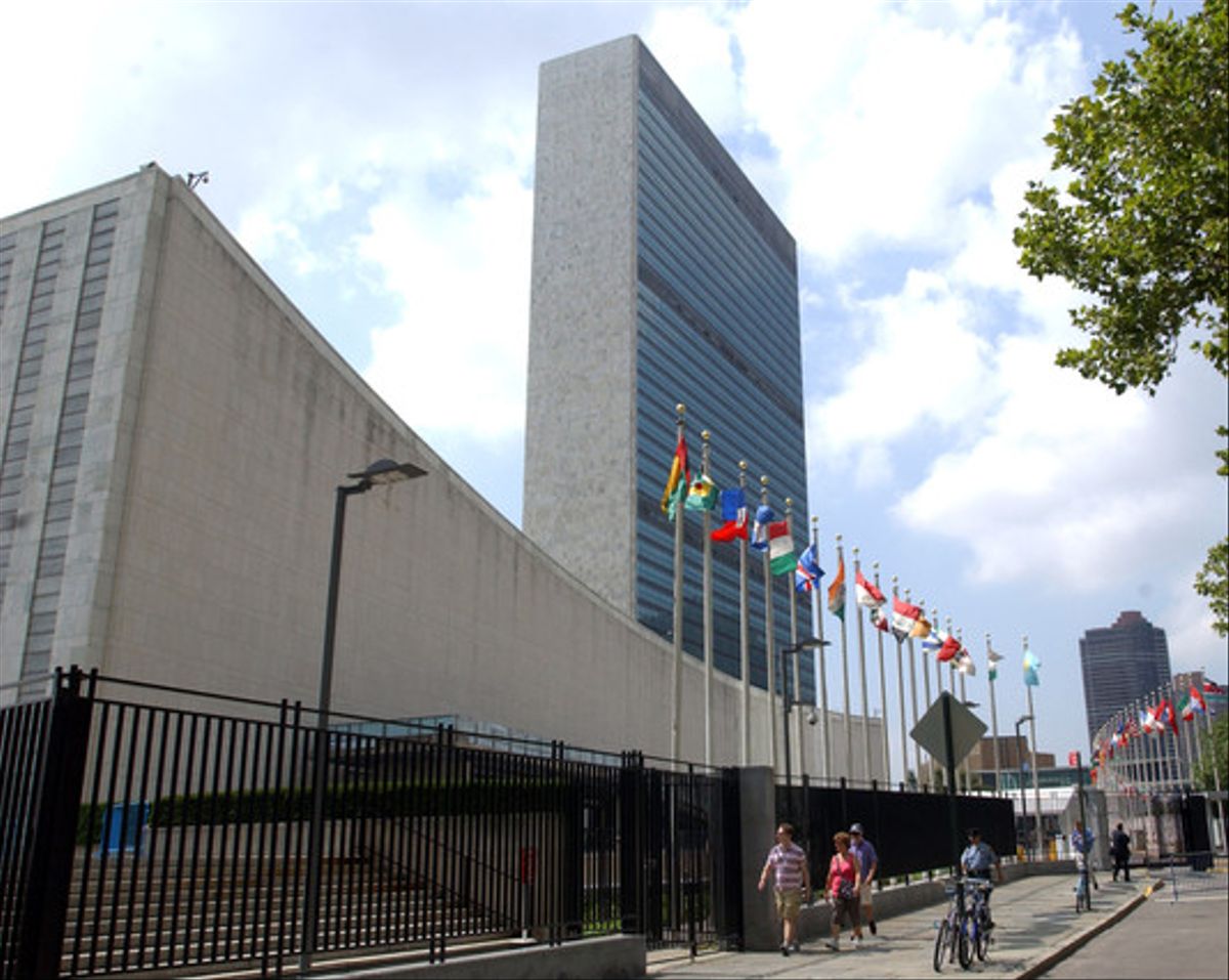 Un hombre armado amenaza a la policía a las puertas del edificio de la ONU en Nueva York (VIDEO)