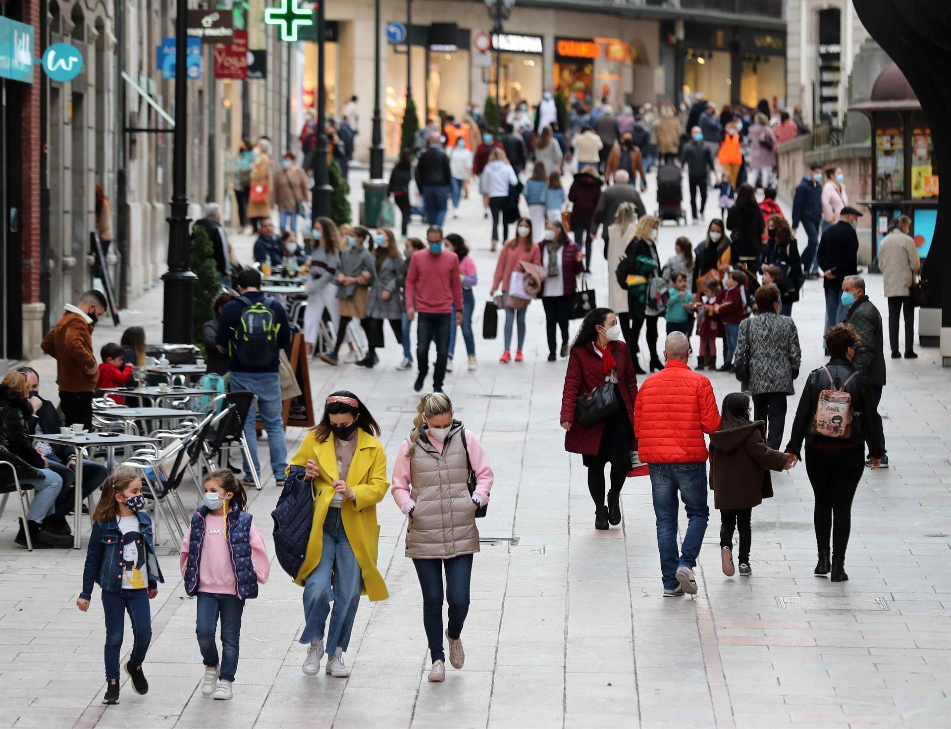 El número de latinoamericanos residentes en España baja en el primer semestre