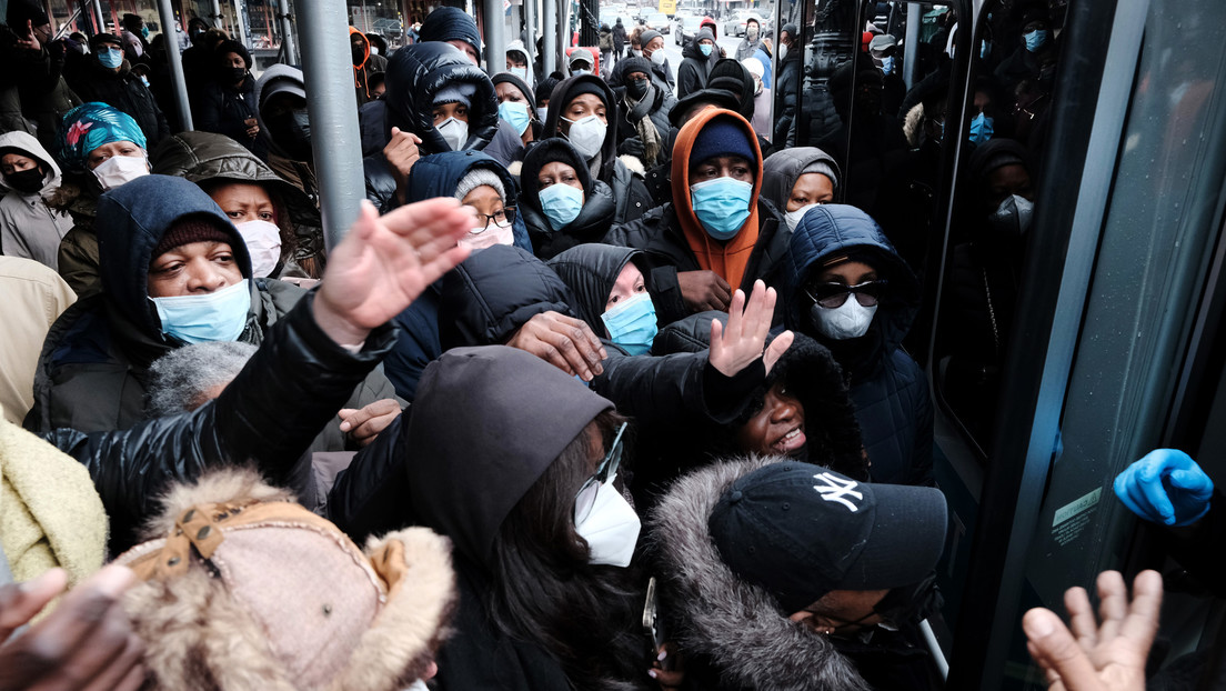 Multitud en Nueva York asedió punto de entrega de pruebas caseras de Covid-19 ante ola de contagios (FOTOS)