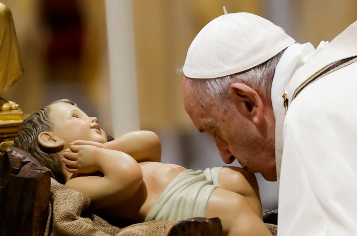 Papa Francisco oficia la misa de Navidad desde la Basílica de San Pedro
