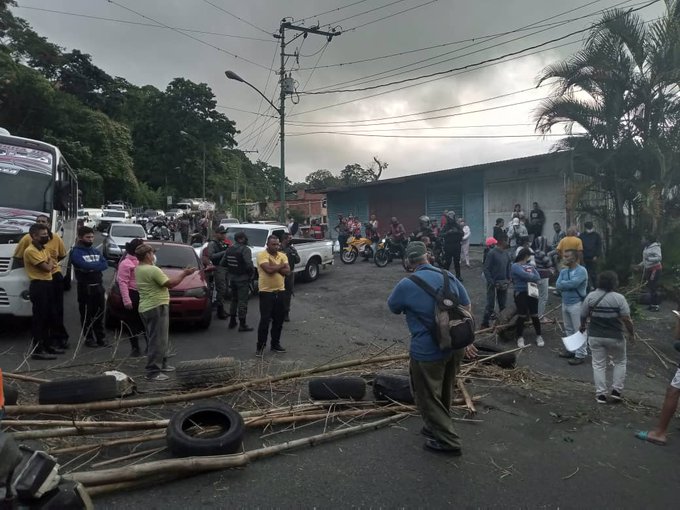 Con ramas y cauchos, mirandinos trancan la carretera Panamericana por falta de agua #2Dic (FOTO)