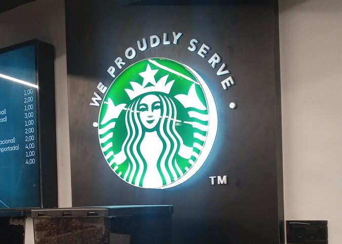 La MEGA COLA: Comprar café de Starbucks en Las Mercedes te puede llevar un buen rato (VIDEO)