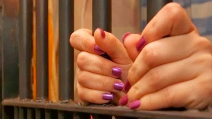 Tras las rejas, venezolana que abusó sexualmente a un menor de 14 años en Colombia