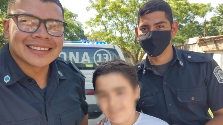 ¡Conmovedor! Policías salvaron la vida de un niño que se ahogaba en una piscina con una maniobra heroica (FOTO)