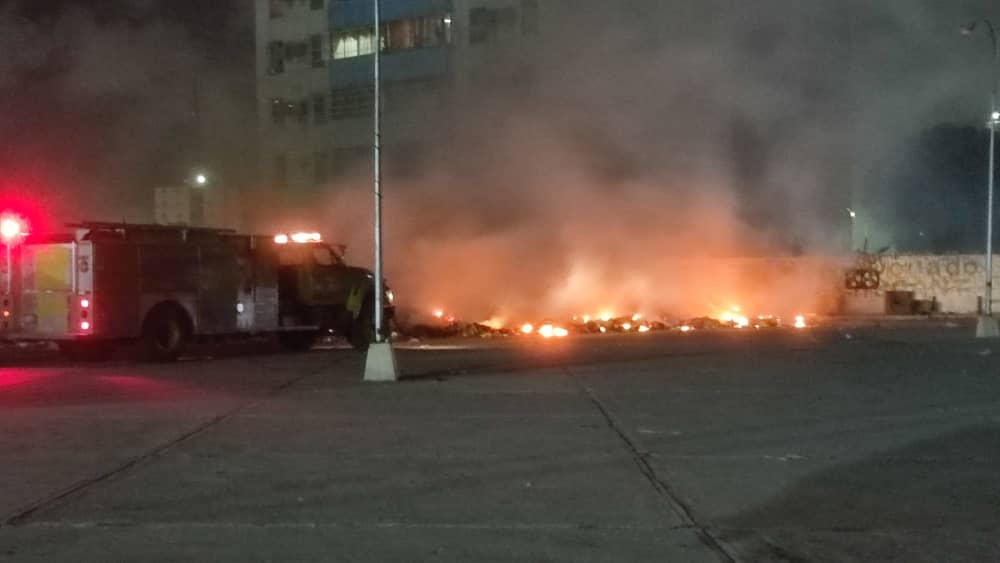 Montañas de basura en Maracaibo tras el abandono del cargo del alcalde chavista