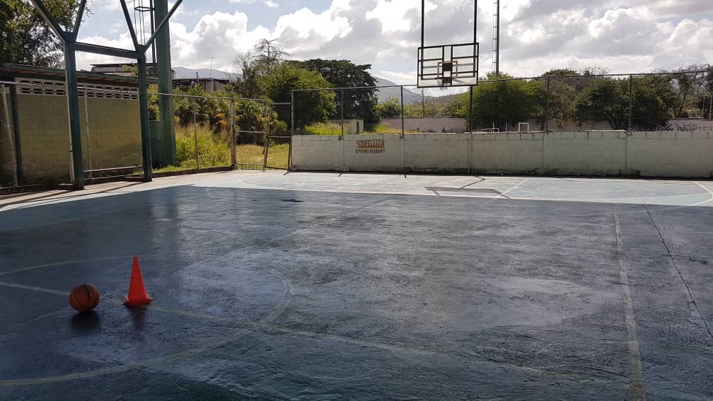 Oscuridad y chavismo: lo único que “luce” en el deteriorado polideportivo de La Victoria (FOTOS)