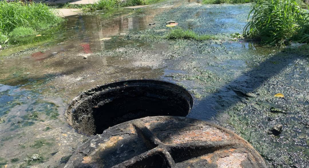 Comunidad Alí Primera en Carabobo, ahogada en las cloacas mientras la Alcaldía “se hace la loca” (FOTOS)