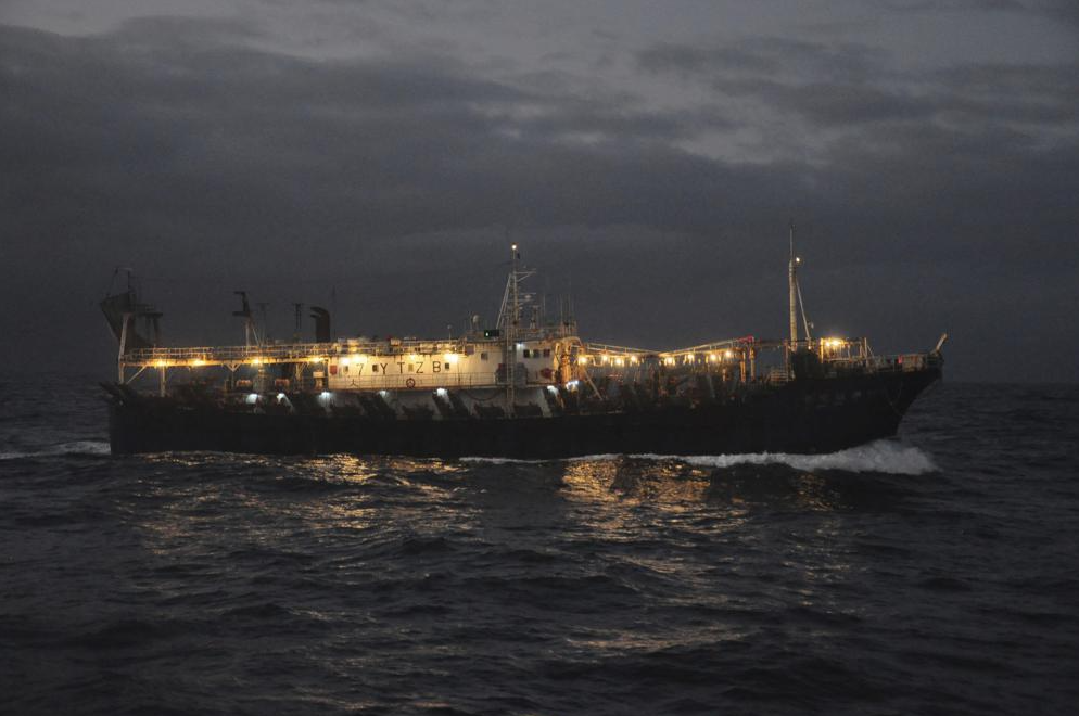 Barcos chinos cazan ilegalmente con redes de arrastre en el Océano Índico