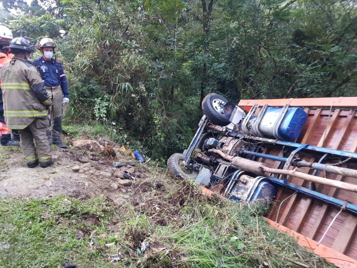 EN FOTOS: volcamiento de un autobús con 43 personas a bordo en Medellín #5Dic