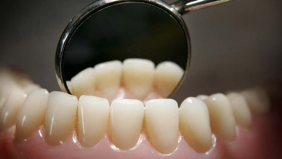 ¡Horror! Cientos de dientes humanos le cayeron encima durante las reparaciones de una tienda