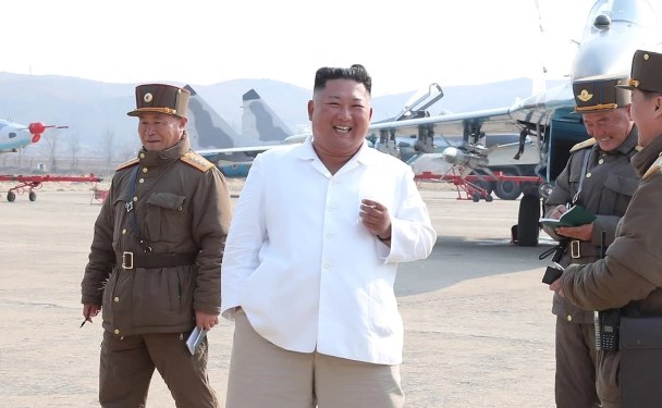 Kim Jong Un reaparece en público luego de un mes ausente con un demacrado aspecto físico (FOTO)