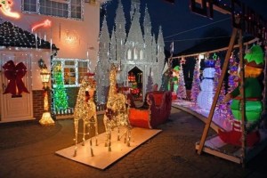 “Él amaba la Navidad”: Padre desconsolado decora su casa con 40.000 luces en memoria de su hijo